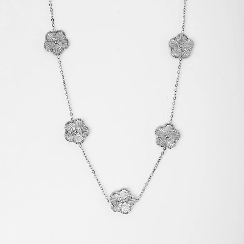 Clover Flower Motifs Chain Clasp Necklace