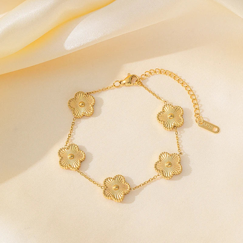 Clover Flower Motifs Chain Clasp Bracelet